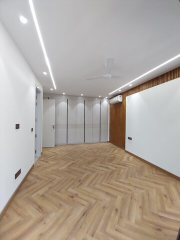 Bedroom in 3 BHK Builder Floor at DLF Building 10, Dlf Phase ii – for Sale