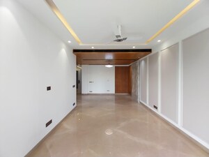 Building Lobby in 3 BHK Builder Floor at DLF Building 10, Dlf Phase ii – for Sale