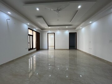 Room in 4 BHK Apartment at Saket – for Rent