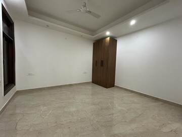 Room in 4 BHK Apartment at Saket – for Rent