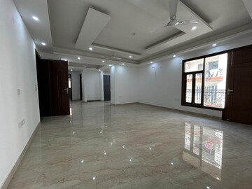 Room in 4 BHK Apartment at Saket – for Rent