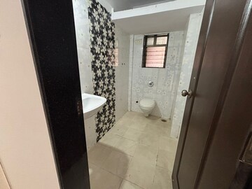 Attached Bathroom in 1.5 BHK Apartment at Kandivali East – for Rent