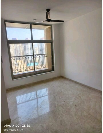 Room in 1 BHK Apartment at Hiranandani Solitaire Studio Apartment, Ghodbunder Road – for Rent