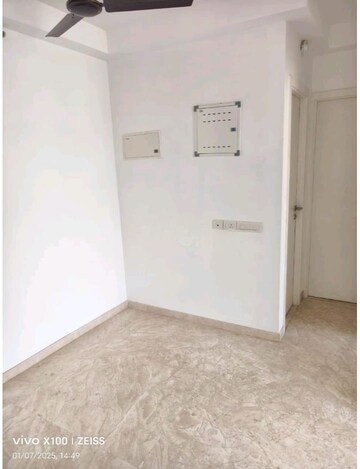 Room in 1 BHK Apartment at Hiranandani Solitaire Studio Apartment, Ghodbunder Road – for Rent