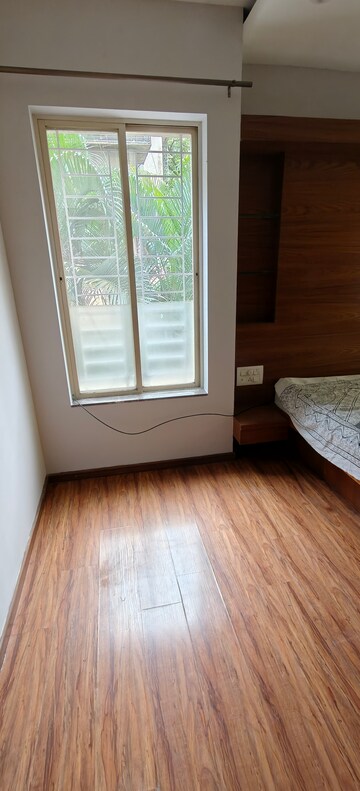 Room in 4 BHK Apartment at Bhosale Nagar – for Rent