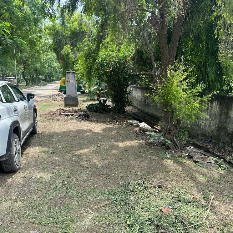  Parking, silver-oak-society  500 Sq.Mt. Plot In Judge Society Greater Noida 8945387