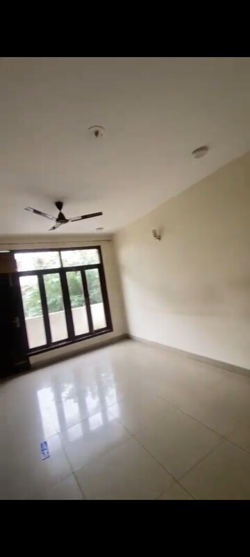 Room in 2.5 BHK Builder Floor at Wave Prime Floors, Wave City – for Rent