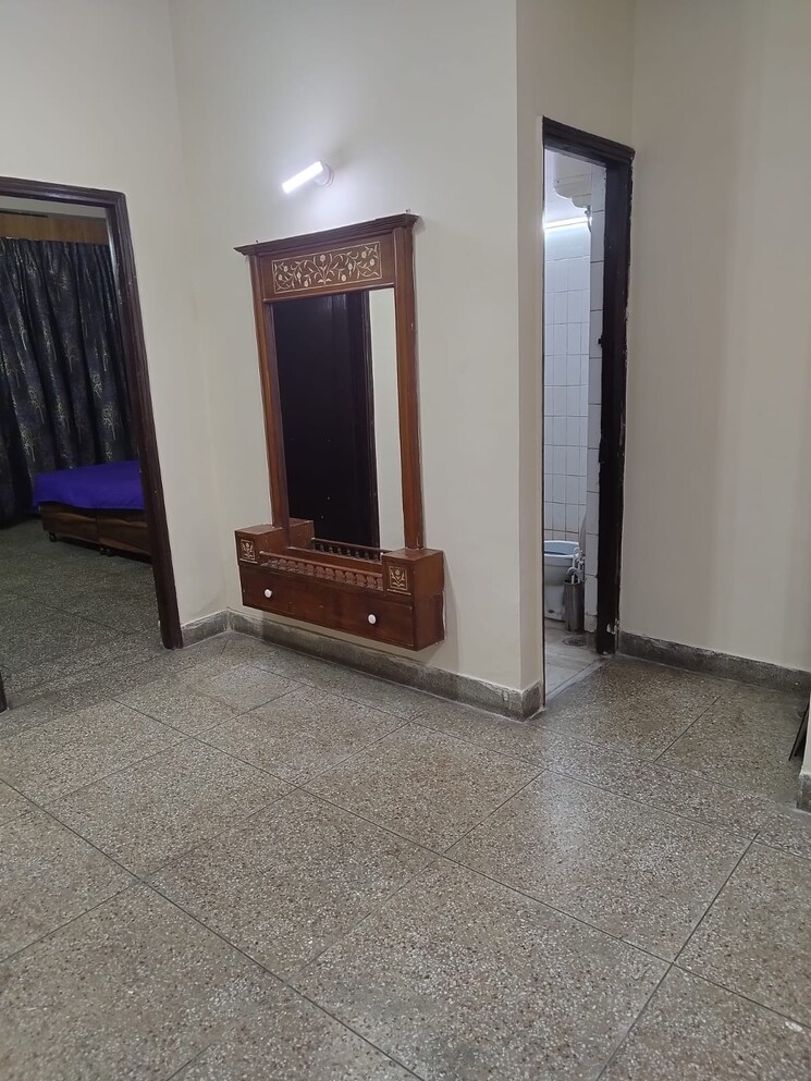 Room, west patel nagar 3 Bedroom 1800 Sq.Ft. Builder Floor In West Patel Nagar Delhi 8945517