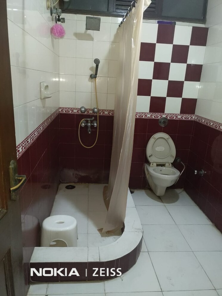 Bathroom, sector 31 2 Bedroom 250 Sq.Yd. Builder Floor In Sector 31 Noida 8945541