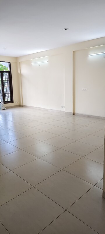 Room in 2 BHK Builder Floor at Wave Prime Floors, Wave City – for Rent