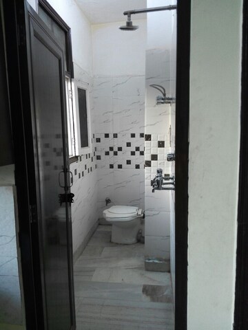 Bathroom in 1 BHK Builder Floor at Rohini Sector 7 – for Rent