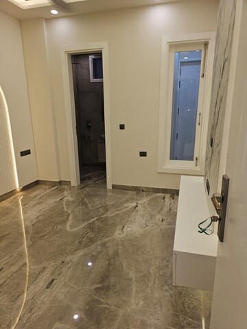 Room in 2 BHK Builder Floor at Borivali East – for Rent