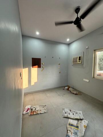 Room in 2 BHK Builder Floor at Pitampura – for Rent