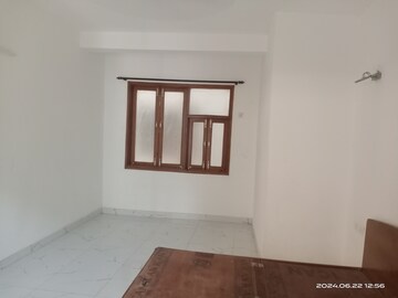 Room in 3 BHK Apartment at Vasant Kunj – for Rent