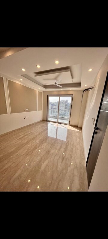 Room in 3 BHK Builder Floor at Sushant Vyapaar Kendra, Sector 43 – for Rent