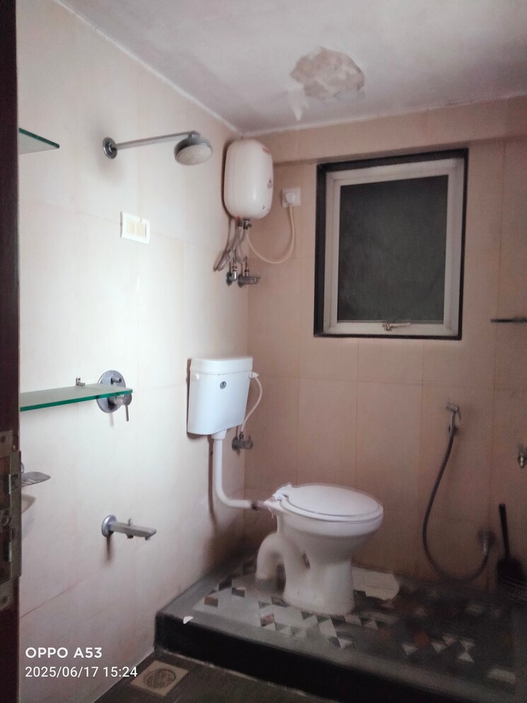 Bathroom, cosmos-majestic 3 Bedroom 1100 Sq.Ft. Apartment In Prabhadevi Mumbai 8946090