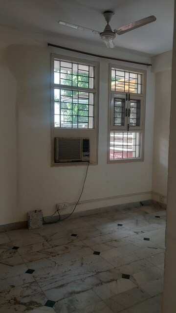 Room in 2.5 BHK Builder Floor at Unitech South City II, Sector 50 – for Rent