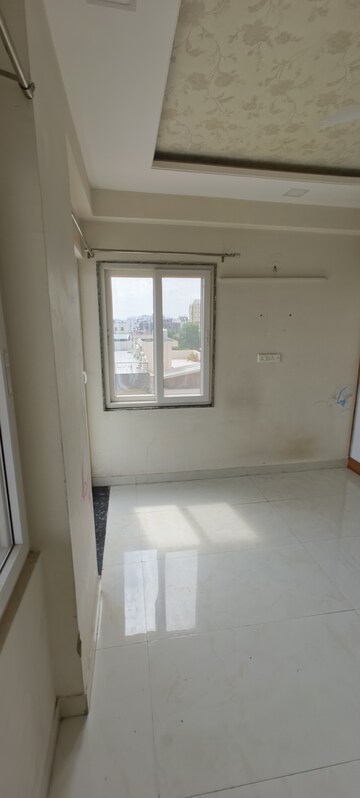 Room in 2 BHK Apartment at Mansarovar Extension – for Rent