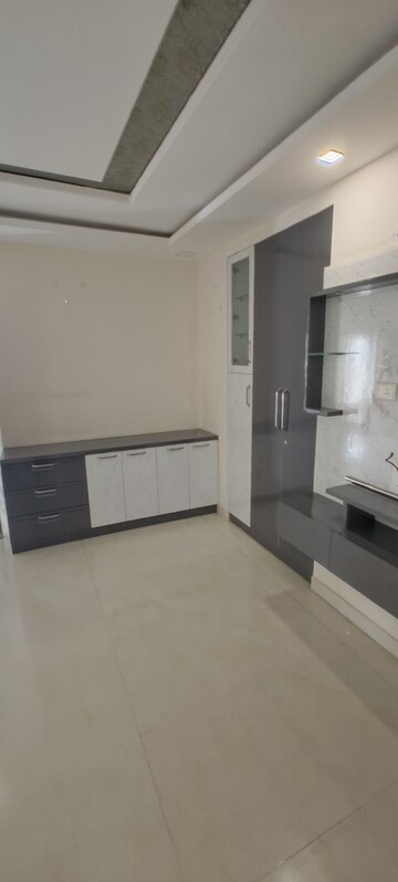 Room in 2 BHK Apartment at Mansarovar Extension – for Rent