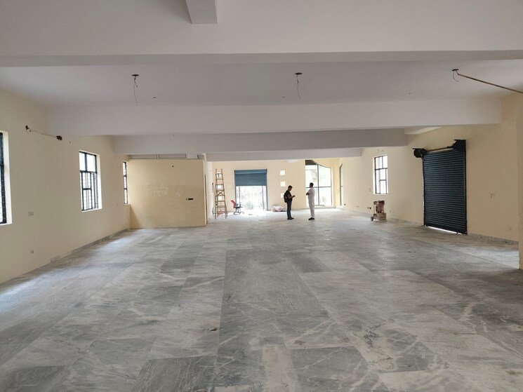  Parking, sector 63 Commercial Warehouse 4500 Sq.Yd. In Sector 63 Noida 8946395