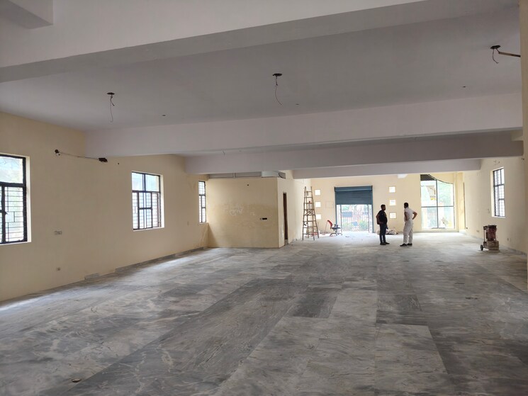  Parking, sector 63 Commercial Warehouse 4500 Sq.Yd. In Sector 63 Noida 8946395