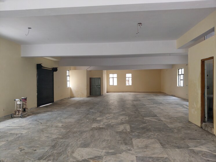  Parking, sector 63 Commercial Warehouse 4500 Sq.Yd. In Sector 63 Noida 8946395