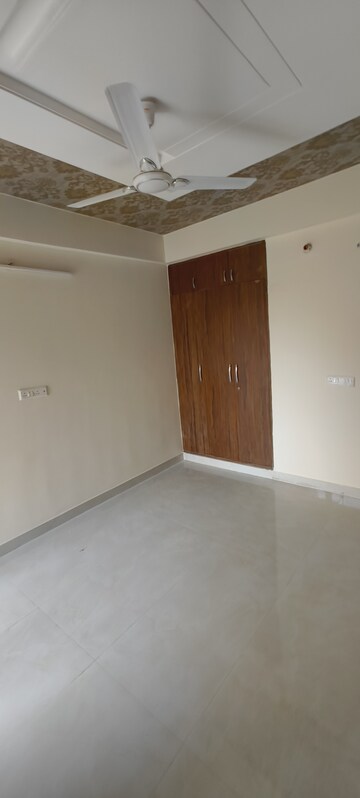 Room in 3 BHK Apartment at Mansarovar Extension – for Rent