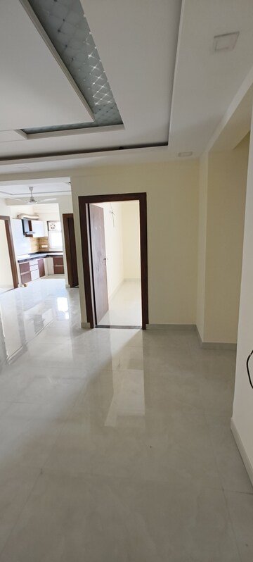 Room in 3 BHK Apartment at Mansarovar Extension – for Rent