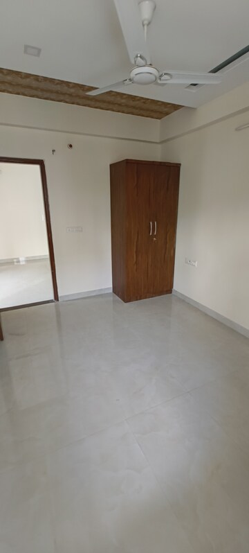 Room in 3 BHK Apartment at Mansarovar Extension – for Rent