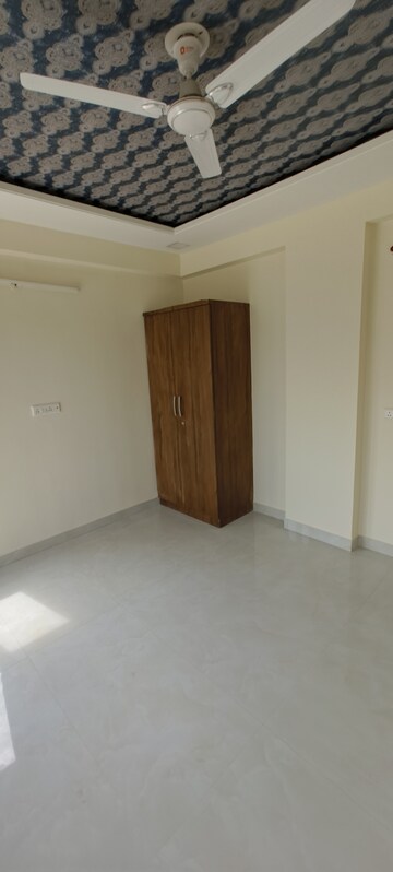 Room in 3 BHK Apartment at Mansarovar Extension – for Rent