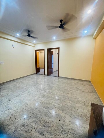 Room in 2.5 BHK Apartment at Pioneer Park Phase 1, Sector 61 – for Rent