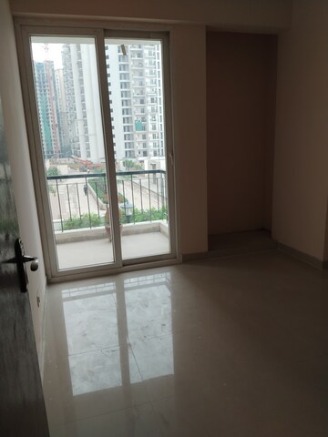 Room in 3 BHK Apartment at Amrapali Dream Valley, Tech Zone 4 Greater Noida – for Rent