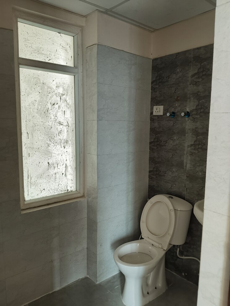 Bathroom, amrapali-dream-valley 3 Bedroom 1015 Sq.Ft. Apartment In Tech Zone 4 Greater Noida Greater Noida 8946496