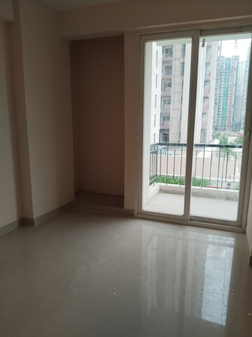 Room in 3 BHK Apartment at Amrapali Dream Valley, Tech Zone 4 Greater Noida – for Rent