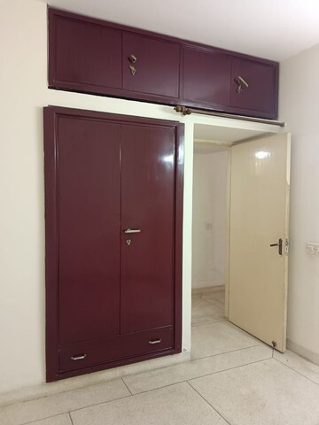 Room in 2 BHK Builder Floor at Unitech Arcadia, South City 2 – for Rent