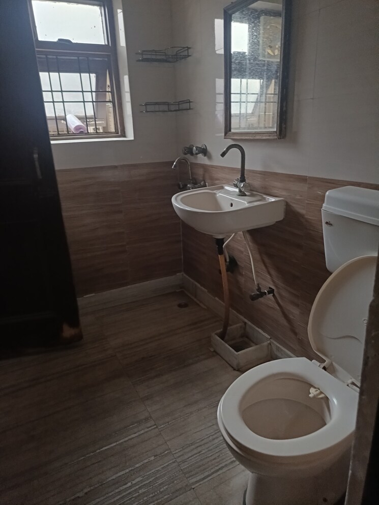 Bathroom, sector 36 1 Bedroom 450 Sq.Ft. Independent House In Sector 36 Noida 8946597