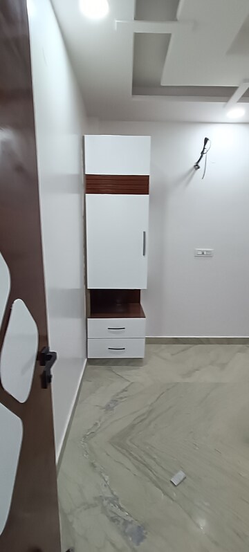 Furnished Amenities in 3 BHK Builder Floor at Rohini Sector 7 – for Sale