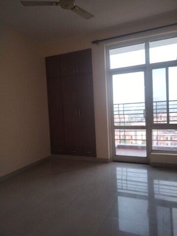 Room in 3 BHK Apartment at Omaxe Grand, Sector 93b – for Rent