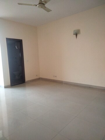 Room in 3 BHK Apartment at Omaxe Grand, Sector 93b – for Rent