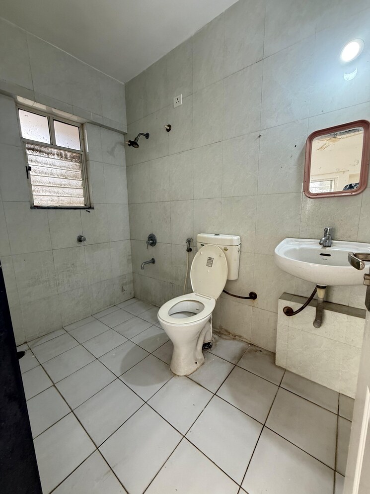 Bathroom, yash-wisteria 3 Bedroom 1000 Sq.Ft. Apartment In Wakad Pune 8946945