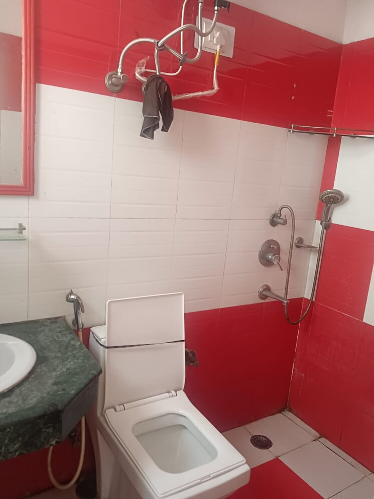 Bathroom, unitech-south-city-ii 2 Bedroom 1250 Sq.Ft. Builder Floor In Sector 50 Gurgaon 8947171