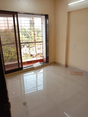 Room in 1.5 BHK Apartment at Mohan Mansion CHS, Chunabhatti – for Sale