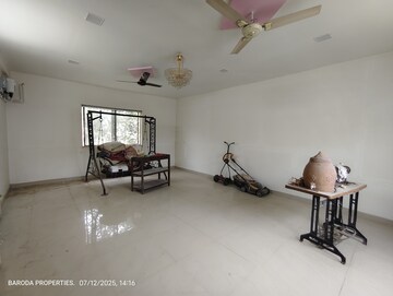 Room in 4 BHK Apartment at Race Course – for Sale