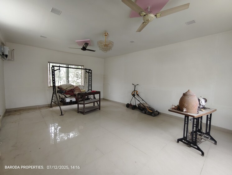 Room, race course 4 Bedroom 1500 Sq.Ft. Apartment In Race Course Vadodara 8947529