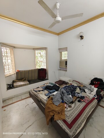 Bedroom in 4 BHK Apartment at Race Course – for Rent