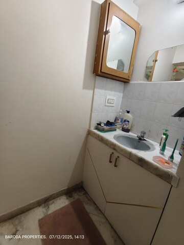 Bathroom in 4 BHK Apartment at Race Course – for Rent