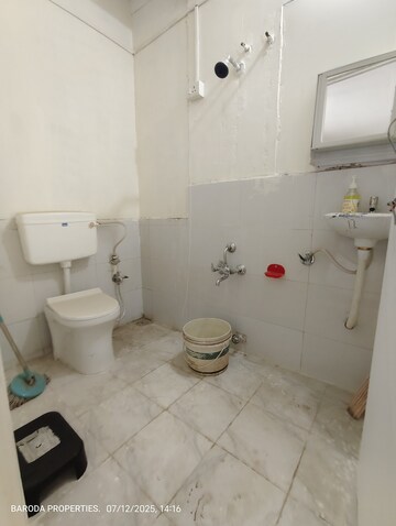 Bathroom in 4 BHK Apartment at Race Course – for Rent