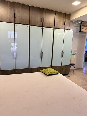 Furnished Amenities in 4 BHK Apartment at Andheri West – for Rent