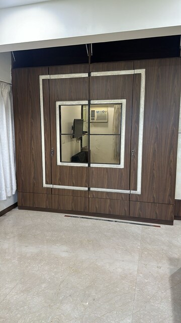 Room in 4 BHK Apartment at Andheri West – for Rent