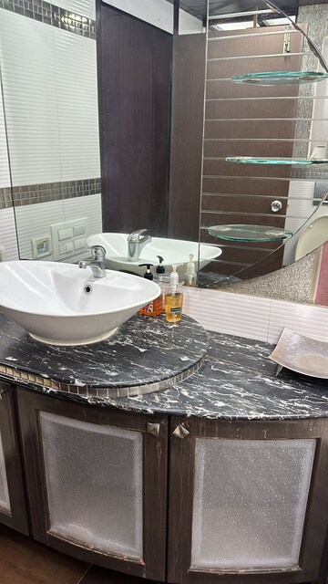 Master Bedroom in 4 BHK Apartment at Andheri West – for Rent